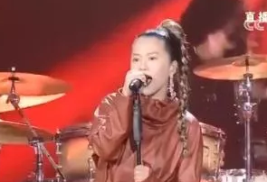 中秋晚会一曲改编版《敢问路在何方》将谭维维