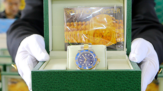 海关查获一批涉嫌侵权“劳力士”手表及“耐克